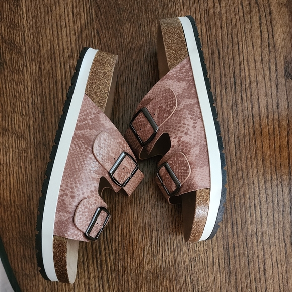 Corkys beach babe slides - Picture 7 of 7